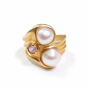 yellow gold ring with twin pearls and an amethyst