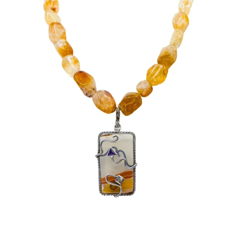 Magic Stones necklace with warm-toned beads and a geometric pendant